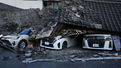 Bild: Hiro Komae/AP/dpa
Viele Häuser in der Katastrophenregion sind zerstört.