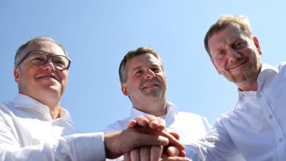 Bild: Hendrik Schmidt/dpa
Die drei Ost-Ministerpräsidenten der CDU rebellieren gegen einen wichtigen Baustein der geplanten Rentenreform.