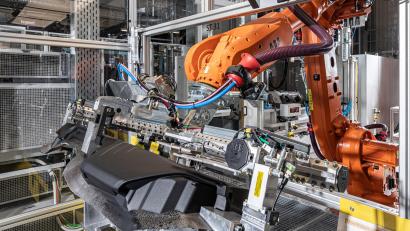 Archivbild: H. Zdera/im Auftrag der BMW Group
Das BMW-Werk in Wackersdorf stellt unter anderem Cockpits her.