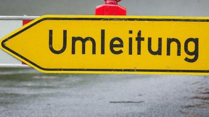 Symbolbild: David Ebener/dpa
Aufgrund des Marktplatzfestes wird die Hauptstraße in Hirschau voll gesperrt.