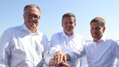 Bild: Hendrik Schmidt/dpa
Wollen mit einer Stimme sprechen: Die drei ostdeutschen Ministerpräsidenten (Mario Voigt (Thüringen), Sven Schulze (Sachsen-Anhalt) und (Michael Kretschmer, Thüringen, alle CDU) sind gegen eine Abschaffung der Rente nach 45 Beitragsjahren.