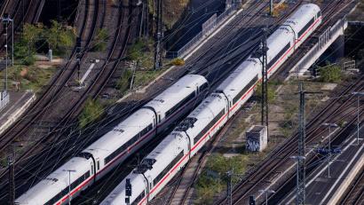 Bild: Rolf Vennenbernd/dpa
Die Deutsche Bahn freut sich erstmals seit Jahren wieder über schwarze Zahlen. (Archivbild)