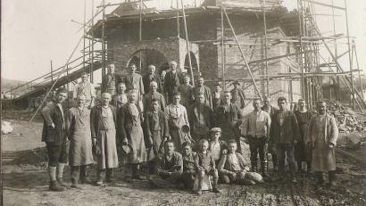 Archivbild: Archiv Walter Schraml
Intensiver „Personaleinsatz“ kennzeichnet die beiden Aufnahmen von den Bauarbeiten bei Kirche und Pfarrhaus. Technische Hilfsmittel und arbeitssparende Maschinen waren zu jener Zeit noch Mangelware. Rekordverdächtig erscheint auch für heutige Verhältnisse die Bauzeit: Vom Baubeginn am 3. August 1926 bis zur Benediktion von St. Peter und Paul am 26 Juni 1927 vergingen gerade einmal elf Monate.