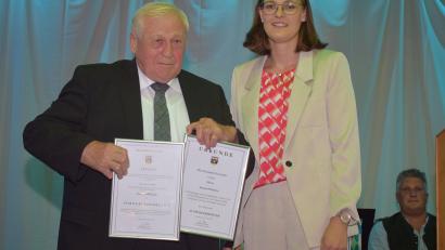 Bild: Richard Braun
Bürgermeisterin Katharina Haas überreicht Johann Wilhelm die Urkunden zur Ernennung zum Altbürgermeister und Ehrenbürger der Gemeinde Guteneck