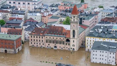Bild: Armin Weigel/dpa
Im Frühsommer 2024 trafen Bayern heftige Hochwasser - so auch Passau.