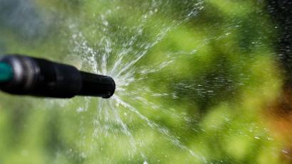 Symbolbild: Julian Stratenschulte
Die Stadt Nabburg ermahnt die Bürger zum Sparen von Trinkwasser.. In Gärten ist das Gießen auf das Notwendigste zu beschränken, der Rasen sollte gar nicht bewässert werden.