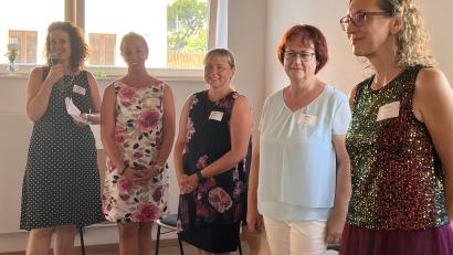 Bild: Marianne Moosburger
Auch Sabine Hafner (von links) hob die hervorragenden Leistungen der AOVE mit Sarah Dehling, Sabine Weber, Doris Beer und Katja Stiegler hervor.