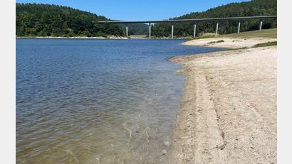 Bild: Walter Drexler
Mit glasklarem Wasser präsentiert sich der Eixendorfer Stausee aktuell - und das trotz mehrerer Hitzewellen. Doch der Zustand ist fragil.