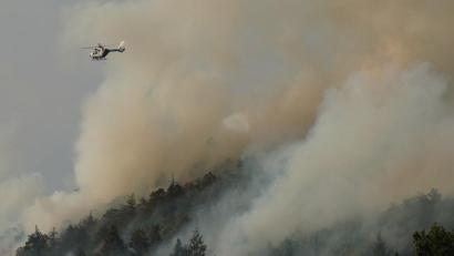 Bild: Rudi Wilhelm
Ein Hubschrauber fliegt über den Johannisberg in Freudenberg. Dicke Rauchschwaden zeugen am Freitagabend von einem ausufernden Waldbrand. Die Menschen sind aufgerufen, Fenster und Türen geschlossen zu halten.