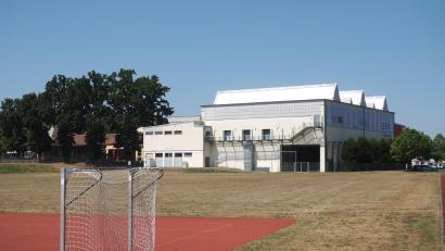 Bild: Klaus Trenz
Auf dem Schulsportplatz neben der Helmut-Ott-Halle soll auf rund der Hälfte des Spielfelds die neue Grundschule entstehen.