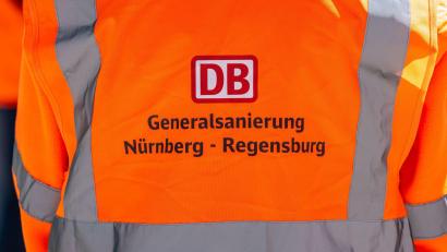 Bild: Armin Weigel/dpa
Länger, aber voraussichtlich günstiger: die Sperrung und Sanierung der Bahnstrecke Nürnberg-Regensburg. (Archivbild)