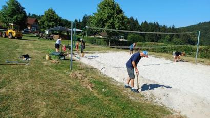 Bild: Michael Riedl
Auch der Sand des Volleyballfeldes wurde gereinigt und von eingewachsenem Gras befreit.