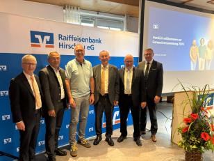 Bild: Michael Asabidi
Geschäftsleitung und Aufsichtsrat der Raiffeisenbank Hirschau eG mit Vorstand Klaus Wild (von links), Aufsichtsrat Liborius Gräßmann, dem neu gewählten Aufsichtsrat Richard Zweck aus Freudenberg, Aufsichtsratsvorsitzendem Martin Nagler, dem wiedergewählten Aufsichtsrat Dieter Kohl und Vorstand Michael Hirmer.