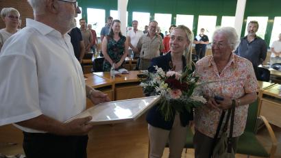 Bild: Gerd Spies
Käthe Gerl (rechts) und Sohn Thomas Gerl (links) erhielten von Bürgermeisterin Elisabeth Gruber die Goldene Bürgermedaille der Gemeinde Kümmersbruck.