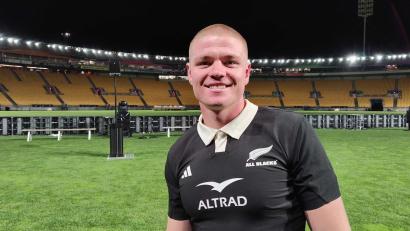 Bild: Fotoreport-DB/Johannes Katzer/dpa
Ein Deutscher im Trikot der „All Blacks“: Anton Segner strahlt nach seinem Debüt in Wellington. (Archivbild)