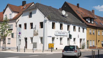Bild: kek
Die ehemalige Gaststätte "Scharfes Eck" in der Stadtmitte von Auerbach steht seit Jahren leer.