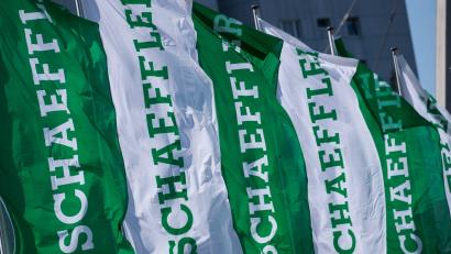 Bild: Daniel Karmann/dpa
Die Schaeffler-Gruppe, Zulieferer vor allem für die Autoindustrie, musste ihre Mittelfristziele nach unten korrigieren.