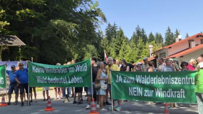 Bild: lue
Rund 50 Teilnehmer demonstrierten während des Richtfests für das neue Walderlebniszentrum in Mehlmeisel gegen angeblich geplante Windkraftanlagen auf dem Gemeindegebiet Immenreuth.