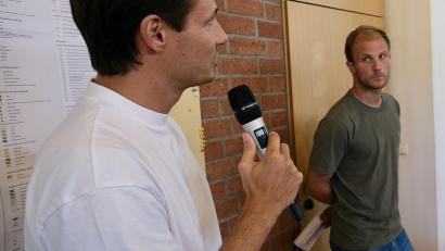 Bild: Gerd Spies
Benedict Buegger (links) und Maximilian Prechtl (rechts) stellten dem Kümmersbrucker Gemeinderat ihr Townhouses-Projekt vor.