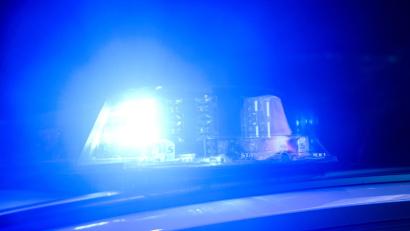 Bild: Julian Stratenschulte/dpa
Bei einem Unfall auf der Staatsstraße 2170 zwischen Fuchsmühl und Waldershof ist ein 44-Jähriger tödlich verletzt worden. (Symbolbild)