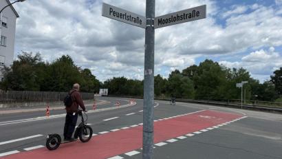 Bild: Gabi Schönberger
Fahrradfahrer und E-Scooter-Fahrer, die auf der Peuerlstraße im Übergang zur Mooslohstraße stadtauswärts unterwegs sind, müssen diesen roten Fahrstreifen benutzen. Von rechts kommende Autofahrer müssen hier anhalten.
