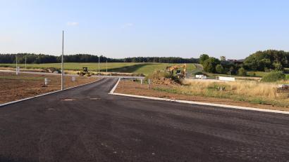 Bild: Heidi Franitza
Das Baugebiet „Bei der Ziegelhütte“ wird durch zwei Straßen erschlossen. Als künftige Gemeindestraßen müssen sie nach dem Bayerischen Straßen- und Wegegesetz (BayStrWG) entsprechend gewidmet werden. Die Straßennamen lauten nun „Langer Striegel“ und „Bei der Ziegelhütte“.