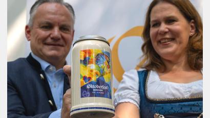Bild: Peter Kneffel/dpa
Scharpf, neuer Bierkrug und Dietl.