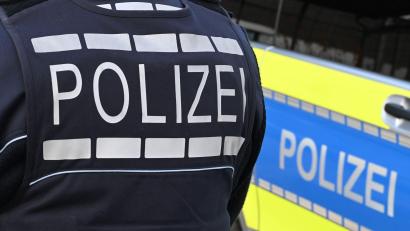 Bild: Bernd Weißbrod/dpa
Nach mehr als 40 Einbrüchen und Einbruchsversuchen in Schulen in Unterfranken hat die Polizei drei Tatverdächtige festgenommen. (Symbolbild)