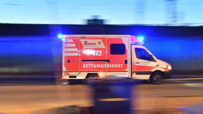 Bild: Boris Roessler/dpa
Sanitäter reanimieren den Motorradfahrer und bringen ihn in eine Klinik. (Symbolbild)
