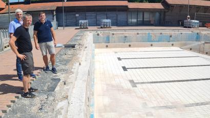 Bild: luk
Nicht nur das Wasser im Schwimmerbecken ist weg, auch die Startblöcke sind abgebrochen worden. Dritter Bürgermeister Reinhold Kastner sowie Markus Meyer und Sebastian Kraus (von links) vom Bauamt machen sich ein Bild vom Stand der Sanierungsarbeiten.