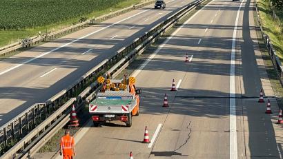 Archivbild: za
Hitze-Stau auf der Autobahn: Blow-Ups - hier im Juni zwischen Weiden und Luhe-Wildenau auf der A93 - ramponieren die Fahrbahn.