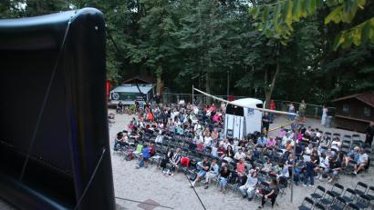 Archivbild: Stefan Neidl
In diesem Jahr gibt es wieder ein "Schlemmer-Open-Air-Kino" in Grafenwöhr. Es findet vom 18. bis 23. August auf der Naturbühne Schönberg statt. Gezeigt wird unter anderem der neue Eberhofer-Krimi "Steckerlfisch Fiasko".