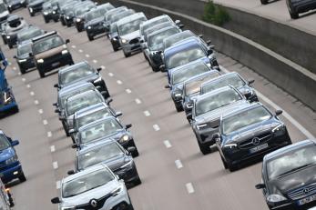 Bild: Julian Stratenschulte/dpa
Die Automobilclubs rechnen mit Staus auf Autobahnen in den nächsten Tagen. (Archivbild)