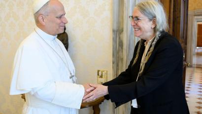 Bild: Vatican Media/IPA via ZUMA Press/dpa
Papst trifft auf Punk: US-Papst Leo XIV. empfängt Patti Smith im Vatikan.