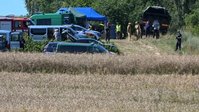 Bild: Wojtek Jargilo/PAP/dpa
Polnische Einsatzkräfte in der Nähe des Ortes, wo ein Flugobjekt eingeschlagen ist. (Foto aktuell)