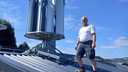 Bild: szl
Seit elf Jahren hat Elektromeister Thomas Philipp eine Windturbine auf dem Dach des alten Schulhauses in Pullenreuth.