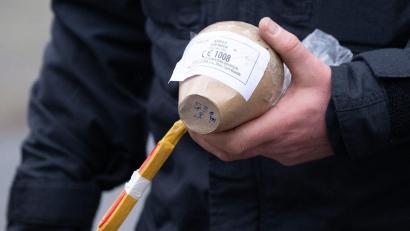 Bild: Sebastian Kahnert/dpa
Kugelbomben sind Feuerwerkskörper mit extremer Sprengkraft (Archivbild).