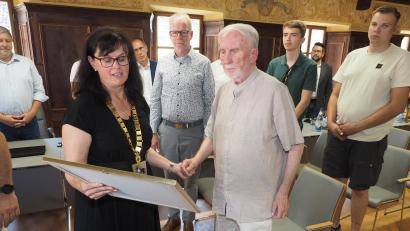 Bild: Klaus Trenz
Bürgermeisterin Birgit Barth überreichte Rudolf Weber die Urkunde über die Ehrenbürgerschaft der Stadt Auerbach.