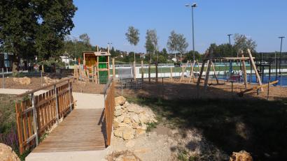 Bild: Michael Rabenhofer
Der barrierefreie Steg samt Mehrgenerationenspielplatz und Kneippbecken wurden nun vom Marktgemeinderat nachträglich abgenommen. Der verwirklichte Paddelcourt (rechts im Bild) ist ein Highlight auf dem Gelände des 1. FC Rieden.