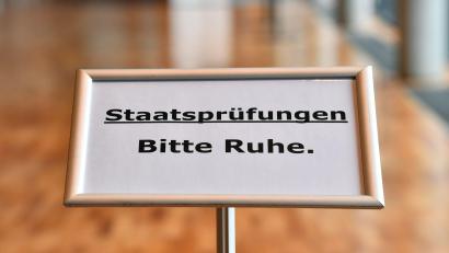 Bild: Martin Schutt/dpa-Zentralbild/dpa
Die CSU ist offen für einen integrierten Jura-Bachelor (Symbol).