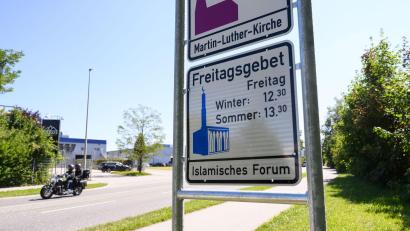 Bild: Lukas Barth-Tuttas/dpa
Das kürzlich aufgestellte Hinweisschild für das Freitagsgebet in Penzberg ist bereits zum zweiten Mal beschmiert worden. (Archivbild)