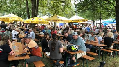 Bild: Marianne Moosburger
Unter schattigen Bäumen kann man es gut aushalten. Der weltliche Teil gehört auch zum Frohnbergfest in Hahnbach dazu.