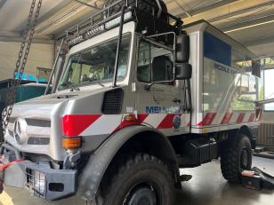 Bild: ihl
Dieser Filmunimog aus der Science-Fiction-Serie "Jurassic World" erhält in der Bongo Garage ein Upgrade. Ein Berliner nutzt ihn für Abenteuer-Touren.