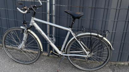 Symbolbild: PHM Lang, PI Schwandorf
Polizisten haben in Schwandorf ein Trekkingrad sichergestellt, nachdem ein 38-jähriger Mann widersprüchliche Angaben zu dessen Herkunft gemacht haben soll. Der Eigentümer wird gesucht.