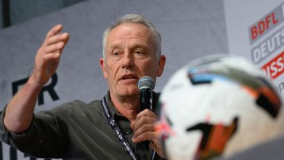 Bild: Hendrik Schmidt/dpa
Christian Streich kritisiert die FIFA scharf. (Archivbild)