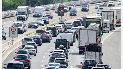 Bild: Pia Bayer/dpa
Besonders zu Beginn der Sommerferien ist die Staugefahr auf bayerischen Autobahnen groß. (Archivbild)