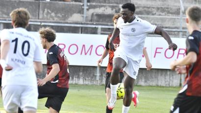 Archivbild: Hubert Ziegler
Jean Paul Ajala-Alexis (Mitte, Szene aus einem früheren Spiel) avancierte gegen den TSV Neudrossenfeld zum Matchwinner. Die DJK gewann das Auswärtsspiel am Freitagabend knapp mit 1:0.