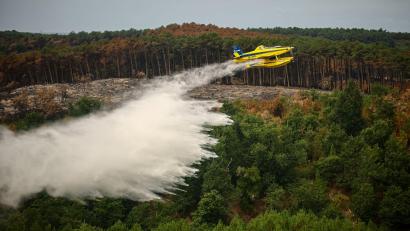 Bild: Sarah Meyssonnier/Reuters Pool/AP/dpa
Im französischen Waldbrandgebiet an der Atlantikküste bekämpft die Feuerwehr weiterhin Brandherde mit Löschflugzeugen.