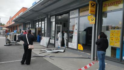 Bild: ald
Nach dem Überfall auf ein Juweliergeschäft in Pressath gibt es neue Erkenntnisse. Die Polizei fahndet nach drei Tätern. Zudem wird ein Zusammenhang mit einem Raub in Rosenheim geprüft.