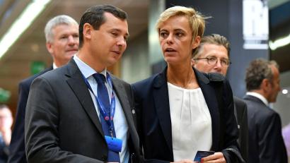 Bild: Harold Cunningham/UEFA via Getty Images/dpa
FIFA-Direktor Kevin Lamour (l) erhebt schwere Vorwürfe gegen Weltverbands-Chef Gianni Infantino. (Archivbild)